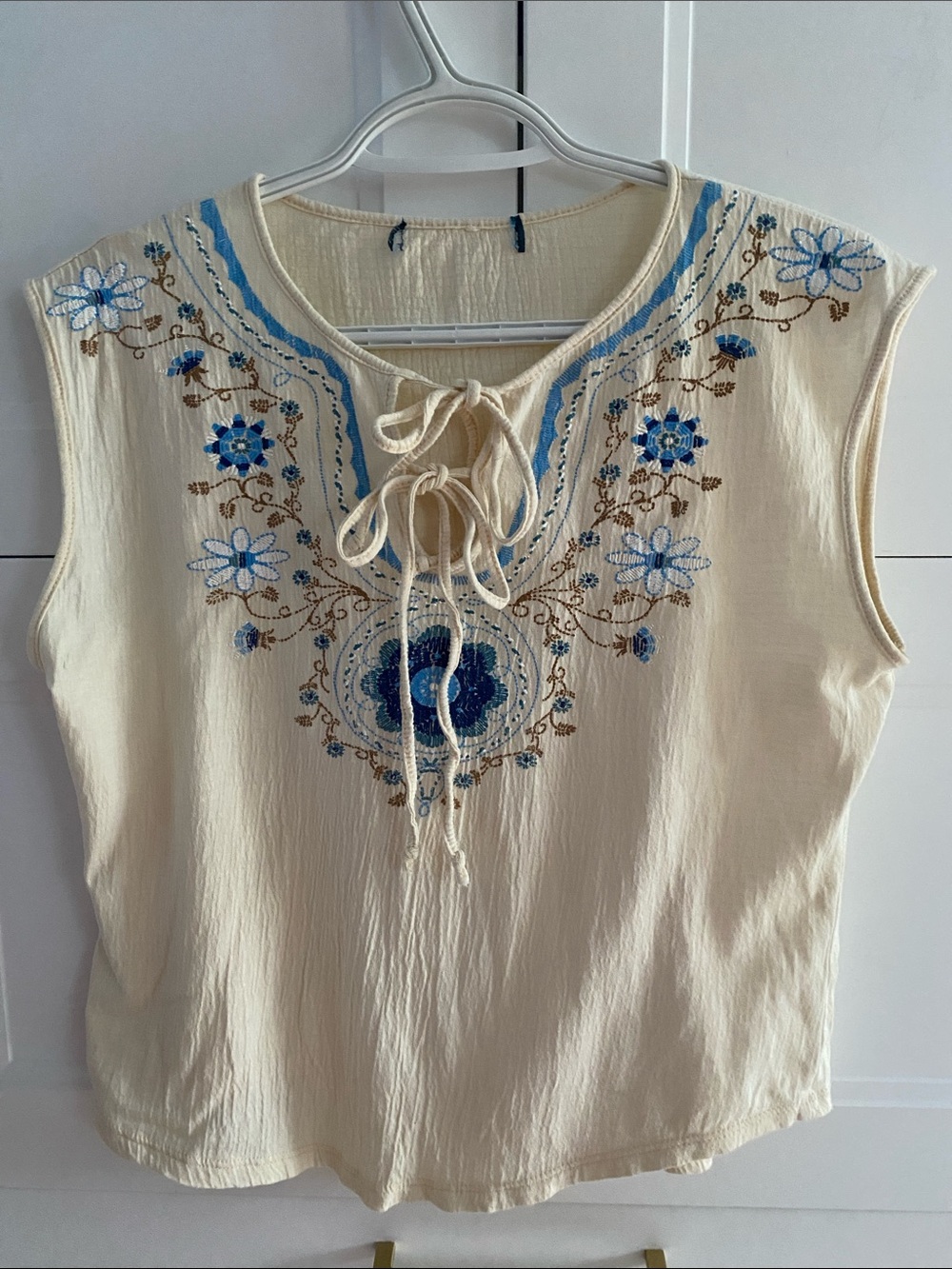 Embroidered  Cream Lace-Up Sleeveless Top Size Medium
